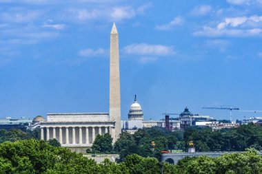 Lincoln Köprüsü Washington Anıtı, Washington DC 'deki Lee House Arlington Ulusal Mezarlığı' ndan ABD Kongre Binası Bahar Manzarası. Arlington, Robert E. Lee 'nin Evindeki İç Savaş sırasında kuruldu..