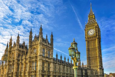 Parlamentosu Westminster Londra İngiltere'nin büyük Ben Tower Westminster Bridge evler. Çan kulesinde almıştır. 1859 yılından bu yana tam olarak ne zaman tuttu..