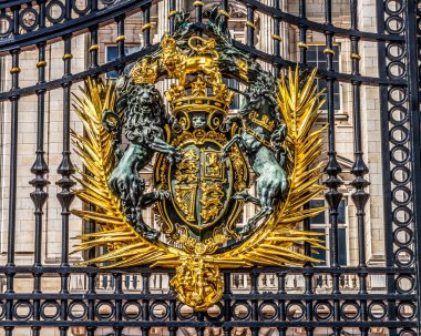 İngiltere Kraliyet Arma Kapısı Buckingham Sarayı Westminster Londra İngiltere. İrlanda, İngiltere, İskoçya ve Galler 'e atıfta bulunan İngiliz Arma Birliği. İngiliz Hükümdarının Londra Sarayı. 