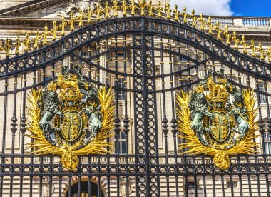 İngiltere Kraliyet Arma Kapısı Buckingham Sarayı Westminster Londra İngiltere. İrlanda, İngiltere, İskoçya ve Galler 'e atıfta bulunan İngiliz Arma Birliği. İngiliz Hükümdarının Londra Sarayı. 