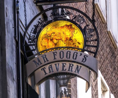 LONDON, UNITED KINGDOM - 16 Haziran 2024 Bay Fogg 's Tavern Victorian Style Pub Restoranı Covent Garden Tiyatrosu Londra Bölgesi. Londra 'nın ünlü barı ve restoranı. Tavernalar 1881 'de dünyayı 80 günde dolaşan Phineas Fogg tarafından kuruldu..  