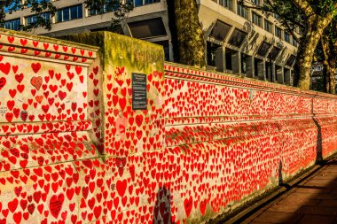 LONDON, BİRLİK KINGDOM - 16 Haziran 2024 National Covid Memorial Wall Westminster London England. 2021 'den itibaren gönüllülerin yaptığı duvar resmi. Her kalpte COVID salgınında ölen birinin ismi var. Bugüne kadar 240.000 kalp.