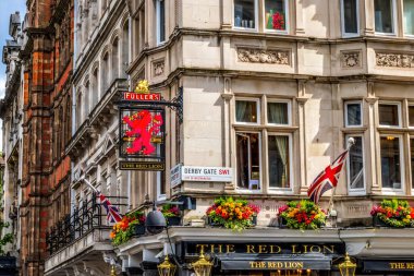 LONDON, UNITED KINGDOM - 16 Haziran 2024 Ünlü Red Lion Pub Restoranı Whitehall London England. 1400 'lerde bar olarak başlamış, şu anki bina 1890. Parlamentoya en yakın bar ve sıklıkla ünlü politikacılar ve başbakanlar tarafından ziyaret ediliyor...  