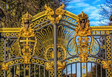 Golden Kanada Maroto kapısı Buckingham Sarayı Londra İngiltere. 1901 yılında Kraliçe Victoria bir anıt olarak oluşturulan, 1901 yılında ölen ve Green Park'a giriş kapısıdır. Kapıyı Trafalgar Meydanı'na yol açar. Kanadalı pr sembolleri ile Aston Webb tarafından tasarlanan