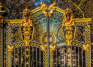 Golden Kanada Maroto kapısı Buckingham Sarayı Londra İngiltere. 1901 yılında Kraliçe Victoria bir anıt olarak oluşturulan, 1901 yılında ölen ve Green Park'a giriş kapısıdır. Kapıyı Trafalgar Meydanı'na yol açar. Kanadalı pr sembolleri ile Aston Webb tarafından tasarlanan
