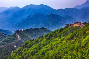 Çin Seddi Dış Bölümü Yaz Başı Beijing Çin. Bu bölüm başkanların yürüdüğü en ünlü bölümdü. 1504 'te Ming Hanedanlığı sırasında Güney Badaling ve Pekin' deki Juyong Geçidini Çin 'in kuzeyindeki Moğol ve kabilelerden korumak için inşa edildi.. 
