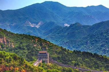 Çin Seddi Dış Bölümü Yaz Başı Beijing. Bu bölüm başkanların yürüdüğü en ünlü bölümdü. 1504 'te Ming Hanedanlığı sırasında Güney Badaling ve Pekin' deki Juyong Geçidini Çin 'in kuzeyindeki Moğol ve kabilelerden korumak için inşa edildi.. 