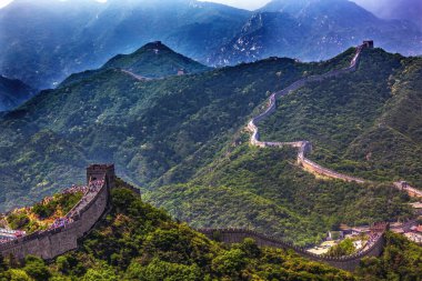 Çin Seddi Dış Bölümü Yaz Başı Beijing Çin. Bu bölüm başkanların yürüdüğü en ünlü bölümdü. 1504 'te Ming Hanedanlığı sırasında Güney Badaling ve Pekin' deki Juyong Geçidini Çin 'in kuzeyindeki Moğol ve kabilelerden korumak için inşa edildi.. 