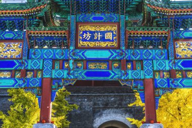 Küçük Güney Kapısı Renkli Sonbahar Renkleri Büyük Duvar Juyongguan Pekin Çin. Pekin 'e en yakın geçit. 1300 'lü yıllarda yapılmış. Çin Karakterleri Ülke 'nin planını tartışmak için kötü bir yer.