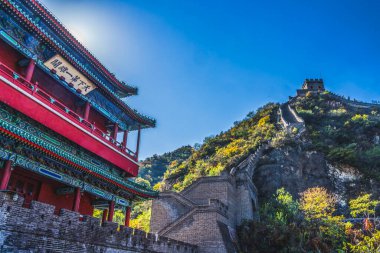 Kuzey Kapısı Büyük Duvar Batı Juyongguan Juyong Geçidi Pekin Çin. Kuzey kapısı ve Pekin 'e en yakın duvar bölümü. 1368 'de Ming Hanedanlığı zamanında inşa edilmiş. Çin karakterleri cennetin altındaki en görkemli kapı anlamına gelir..