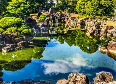 Coloful Ninomaru Bahçesi Şelalesi, Göl Yansıması Nijo Kalesi Kyoto Japonya 'yı Sallıyor. 1626 'da Tokugawa Shogun tarafından tamamlandı. 1867 'de Şato İmparator' a döndü.. 