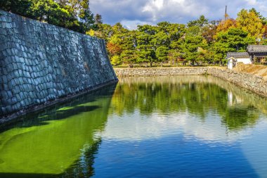 Nijo Kalesi 'nin dışındaki Seiryu-en Bahçesi' nden Sonbahar Yansıması Renkli Sur Hendeği Yansıması Japonya 'dan ayrılıyor. Şato 1626 yılında Tokugawa Shogun tarafından tamamlandı. 1867 'de Şato İmparator' a döndü.. 