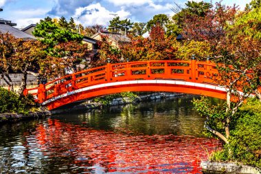 Colofrul Kızıl Köprü Göleti Yansıması Shinsenen Bahçesi Kamu Parkı Kyoto Japonya. Kyoto 'daki en eski yer. 794 yılında İmparator Kammu tarafından Ay 'a bakan bahçesi olarak yaratılan bahçe. Bilim adamları, göletin yangınları söndürmek için kullanıldığı için bahçenin hâlâ var olduğunu düşünüyorlar.