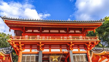 Renkli Kırmızı Giriş Kapısı Yasaka Gion Shinto Kyoto Tapınağı Japonya. M.S. 656 'da parla. 