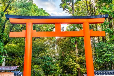 Renkli Büyük Kırmızı Tori Kapısı Yasaka Gion Shinto Kyoto Tapınağı Japonya. M.S. 656 'da parla. 
