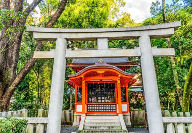 Renkli Kızıl Taraf Tapınağı Tori Yasaka Gion Shinto Kyoto Tapınağı Japonya. M.S. 656 'da parla. 