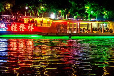 Tianjin, Çin - 8 Ekim 2024 Renkli Turistik Tekne Gecesi Aydınlatılmış Köprü Hai Nehri Su Yansıması Tianjin Çin. Hai Nehri 'nin geceleri çok güzel ışıkları vardır yaratıcı renkli yansımaları vardır..