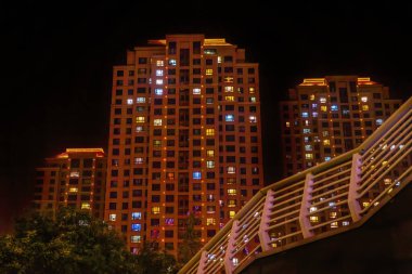 Renkli Apartmanlar Gecesi Hai Nehri boyunca nehir kenarında Tianjin Çin 'i aydınlattı. 2007 'de yapılmış. Hai Nehri 'nin geceleri nehir kıyısında çok güzel ışıkları vardır..