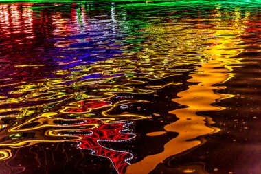 Renkli Soyut Turizm Gecesi Aydınlatılmış Köprü Hai Nehri Yansıması Tianjin Çin. Hai Nehri 'nin geceleri çok güzel ışıkları vardır yaratıcı renkli yansımaları vardır..