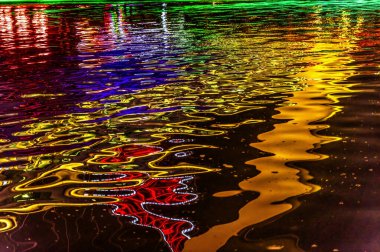 Renkli Soyut Turizm Gecesi Aydınlatılmış Köprü Hai Nehri Yansıması Tianjin Çin. Hai Nehri 'nin geceleri çok güzel ışıkları vardır yaratıcı renkli yansımaları vardır..