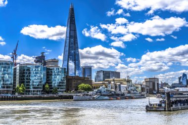 HMS Belfast hafif kruvazör feribotu Thames Nehri Londra İngiltere. Belfast 1938 'de D-Day filosunun bir parçası olarak fırlatıldı. Şimdi Tower Bridge 'in yanında ve Londra Kulesi' nin karşısında demirlemiş bir müze gemisi var.