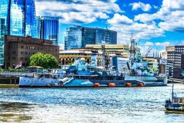 HMS Belfast Hafif Kruvazörü Feribot Limanı Thames Nehri Londra İngiltere. Belfast 1938 'de D-Day filosunun bir parçası olarak fırlatıldı. Şimdi Tower Bridge 'in yanında ve Londra Kulesi' nin karşısında demirlemiş bir müze gemisi var.