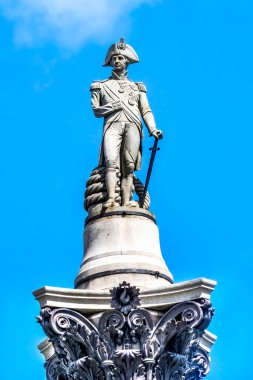 Amiral Horatio Nelson Heykeli Nelson Sütun Trafalgar Meydanı Westminster Londra İngiltere. Heykeltıraş Edward Hodges Baily 'nin 1843 yılına ithaf edilmiş heykeli. Amiral Nelson, Nelson 'ın öldürdüğü Trafalgar' da Napolyon Donanması 'nı yenerek İngiltere' yi kurtardı..