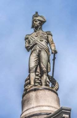 Amiral Horatio Nelson Heykeli Nelson Sütun Trafalgar Meydanı Westminster Londra İngiltere. Heykeltıraş Edward Hodges Baily 'nin 1843 yılına ithaf edilmiş heykeli. Amiral Nelson, Nelson 'ın öldürdüğü Trafalgar' da Napolyon Donanması 'nı yenerek İngiltere' yi kurtardı..