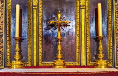Londra, Birleşik Krallık - 17 Haziran 2024 Renkli Altın Haç Şamdanları St. Paul Anglikan Katedrali İngiltere. Adanmış 1710 Mimar Christopher Wren. Birçok ünlü düğün ve cenazenin yapılacağı yer..