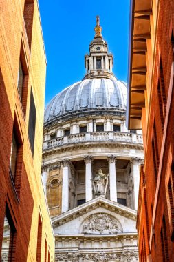 St Paul Anglikan Katedrali dışındaki Renkli Binalar İngiltere. Adanmış 1710 Mimar Christopher Wren. Birçok ünlü düğün ve cenazenin yapılacağı yer..