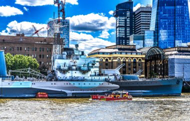 HMS Belfast hafif kruvazör itfaiye gemisi Thames River Londra. Belfast 1938 'de D-Day filosunun bir parçası olarak fırlatıldı. Şimdi Tower Bridge 'in yanında ve Londra Kulesi' nin karşısında demirlemiş bir müze gemisi var.