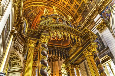 Londra, Birleşik Krallık - 17 Haziran 2024 Renkli Yüksek Sunak Bazilikası St Paul Anglikan Katedrali İngiltere. Adanmış 1710 Mimar Christopher Wren. Birçok ünlü düğün ve cenazenin yapılacağı yer..