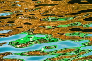 Renkli Su Yansıması Mavi Yeşil Kahverengi Şekil Ballard Seattle Washiington 'ı kilitledi