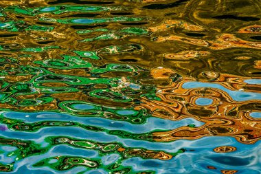 Renkli Su Yansıması Mavi Yeşil Kahverengi Şekil Ballard Seattle Washiington 'ı kilitledi