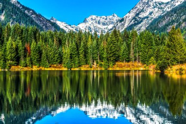  Altın Göl Yansıması Karlı Dağlı Chikamin Tepesi Sonbahar Snoqualme Geçidi Wenatchee Ulusal Ormanı Washington