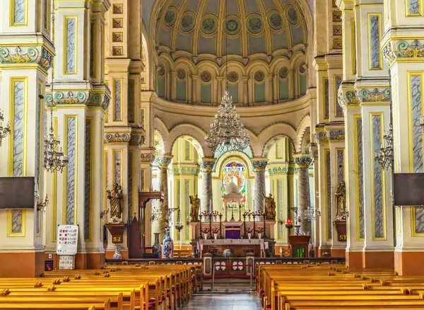 Tianjin, Çin - 10 Ekim 2024 Renkli Bazilika St Joseph Katedrali Xikai Kilisesi Tianjin Çin. Roma Katolik Kilisesi 1916 'yı inşa etti. Yok Edilmiş Kültür Devrimi, 1980 'de yeniden inşa edildi..