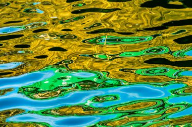 Renkli Su Yansıması Mavi Yeşil Kahverengi Şekil Ballard Seattle Washiington 'ı kilitledi