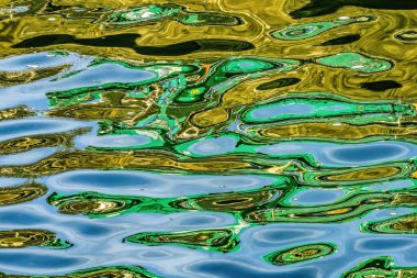 Renkli Su Yansıması Mavi Yeşil Kahverengi Şekil Ballard Seattle Washiington 'ı kilitledi