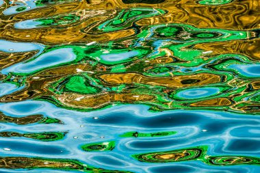 Renkli Su Yansıması Mavi Yeşil Kahverengi Şekil Ballard Seattle Washiington 'ı kilitledi