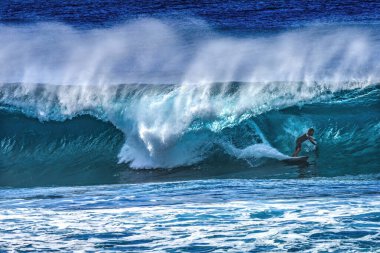Renkli Sörfçü Yeşil Oda Büyük Dalga Banzai Boru Hattı Kuzey Sahil Oahu Hawaii. Sığ resifin üzerindeki dev dalgalar, sörfçülerin binebileceği büyük, içi boş su kıvrımları oluşturur. Sığ resif sörf yapmak için tehlikeli ve güzel bir yer yaratır..