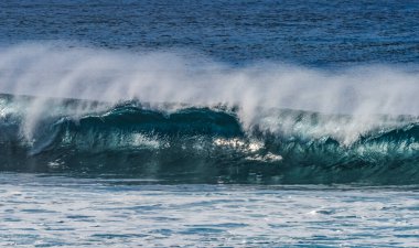 Büyük Dalga Banzai Boru Hattı Kuzey Kıyısı Oahu Hawaii 'yi izliyor. Yüzeysel Resifin Üzerindeki Dev Dalgalar, sörfçülerin binebileceği büyük, oyuk ve kalın su kıvrımları oluşturur. Sığ resif sörf yapmak için tehlikeli ve güzel bir yer yaratır..