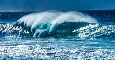 Büyük Dalga Yeşil Odası Banzai Boru Hattı Kuzey Kıyısı Oahu Hawaii. Yüzeysel Resifin Üzerindeki Dev Dalgalar, sörfçülerin binebileceği büyük, oyuk ve kalın su kıvrımları oluşturur. Sığ resif tehlikeli ve güzel bir pla oluşturur.