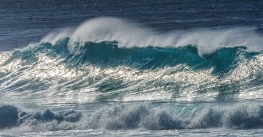 Büyük Dalga Banzai Boru Hattı Kuzey Kıyısı Oahu Hawaii 'yi izliyor. Yüzeysel Resifin Üzerindeki Dev Dalgalar, sörfçülerin binebileceği büyük, oyuk ve kalın su kıvrımları oluşturur. Sığ resif sörf yapmak için tehlikeli ve güzel bir yer yaratır..