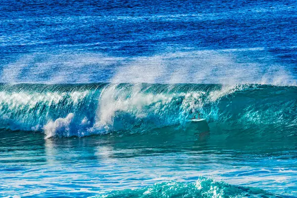 Yeşil Odadaki Renkli Sörfçü Büyük Dalgalı Banzai Boru Hattı Kuzey Kıyısı Oahu Hawaii. Sığ resifin üzerindeki dev dalgalar, sörfçülerin binebileceği büyük, içi boş su kıvrımları oluşturur. Sığ resif sörf yapmak için tehlikeli ve güzel bir yer yaratır..