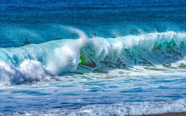 Büyük dalga Banzai Boru Hattı Boru Hattı Kuzey Kıyısı Oahu Hawaii 'yi yok ettikten sonra renkli sörf tahtası. Sığ resifin üzerindeki dev dalgalar sığ bir resifin üzerinde tüp oluşturur sörf yapmak için tehlikeli ve güzel bir yer yaratır..