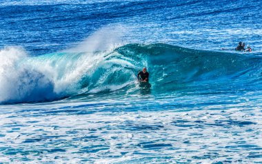 Pupukea, Hawaii - 2 Ocak 2025 Renkli Vücut Sörfçüsü Büyük Dalga Banzai Boru Hattı Kuzey Kıyısı Oahu Hawaii. Sörfçülerin binebileceği büyük, derin ve kalın su kıvrımları oluşturan sığ resifin üzerindeki dev dalgalar.. 