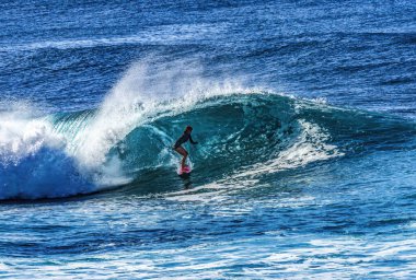 Pupukea, Hawaii - 2 Ocak 2025 Renkli Sörfçü Yeşil Oda Büyük Dalga Banzai Boru Hattı Kuzey Kıyısı Oahu Hawaii. Sığ resifin üzerindeki dev dalgalar, sörfçülerin binebileceği büyük, içi boş su kıvrımları oluşturur.. 