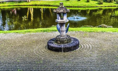 Renkli Taş Bahçesi Feneri Yansıması Budist Tapınağı Anıtı ParkKaneohe Kuzey Kıyısı Oahu Hawaii. Japonya, Kyoto 'daki tapınağın kopyası. 1968 'de Hawaii' ye ilk Japon göçmenlerin anısına ithaf edilmiştir..