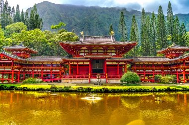 Renkli Göl Yansıması Budist Tapınağı Anıtı ParkKaneohe Kuzey Kıyısı Oahu Hawaii. Japonya, Kyoto 'daki tapınağın kopyası. 1968 'de Hawaii' ye ilk Japon göçmenlerin anısına ithaf edilmiştir..
