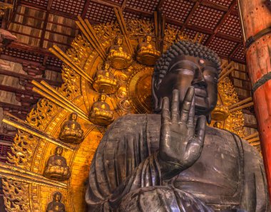 Nara, Japonya - 4 Kasım 2023 Büyük Bronz Buda Daibutsu Heykeli Altın Küçük Buda Salonu Büyük Buda Salonu Todaiji Budist Tapınağı Nara Japonya. MS 752 tarihli Tapınak Tarihi UNESCO Dünya Mirası Sitesi.